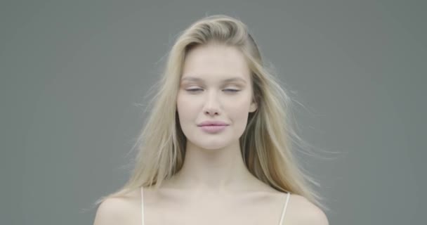 Hoofd opname van mooie glimlachende vrouw met perfecte huid, haren, blote schouders kijkend naar de camera, natuurlijke schoonheid concept — Stockvideo