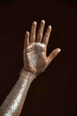 Gümüş ışıl ışıl vücut sanatı, kadın elinin kapağı, kadın avucunun içi ışıl ışıl, sedef hastalığı ve cilt bakımı