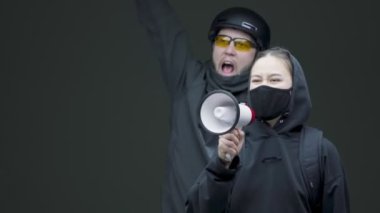 Siyahların hayatı Amerika 'da protesto. İkili megafonla bağırır, yumruklarını kaldırır. Irkçılığa karşı yürüyüş, polis şiddeti