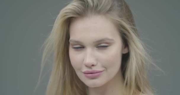 Mooie blonde blanke naakte vrouw aanraken gezonde gezichtshuid blij met schoonheid procedures, klinische gezichtsinjectie — Stockvideo