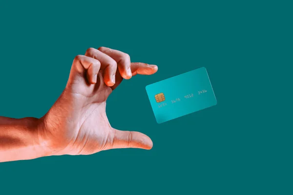 Close up mužské ruky a levitační šablony mockup Bankovní kreditní karta s on-line služby izolované na zeleném pozadí — Stock fotografie