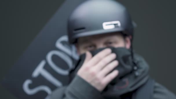 Militant masculin en casque et masque montre lettrage stop sur sa main, gros plan du gars qui proteste — Video