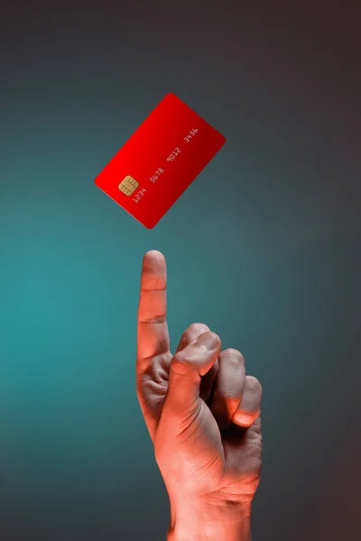 Çevrimiçi hizmet yeşil arka planda izole edilmiş şablon taklit banka kredi kartı için erkek el işaretini kapat