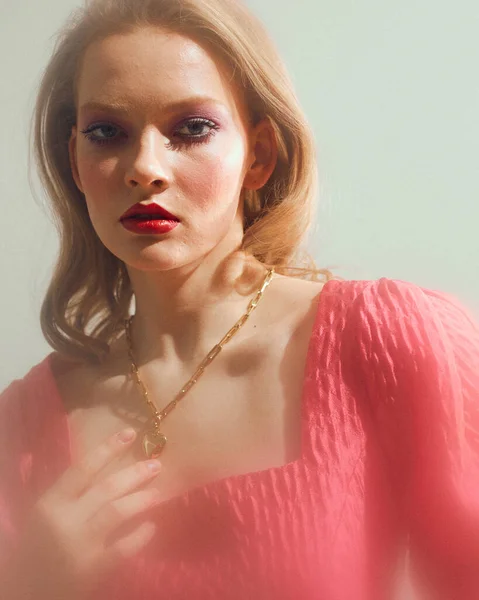 Stilvolles romantisches weibliches Modell mit goldenem Herzanhänger, Studioporträt eines jungen hübschen Mädchens — Stockfoto