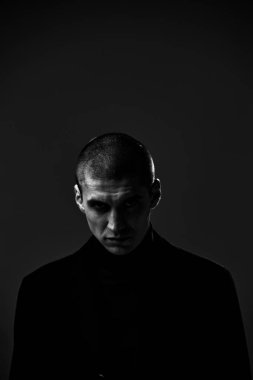 Yakışıklı, cesur adam güvenlik ya da casus, siyah beyaz stüdyo erkek portresi.