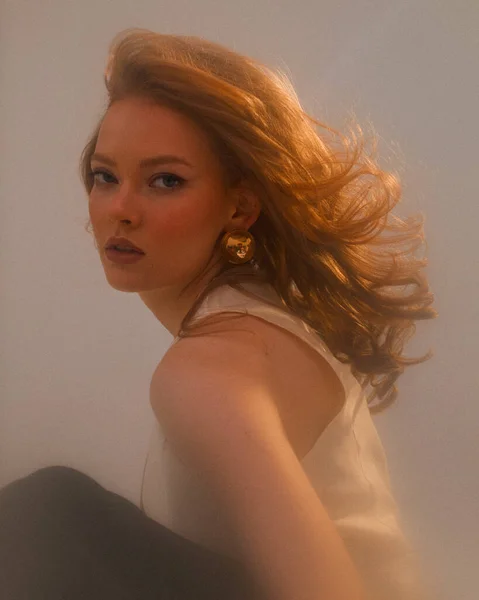 Rotschopfiges junges hübsches Mädchen mit goldenen Ohrringen, Studioporträt einer sinnlichen Ingwerfrau — Stockfoto