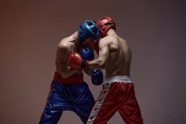 Stüdyoda atletik erkek boksörlerin güreşleri, dövüş sanatları, karışık dövüş sporları.