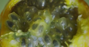 Dikey video. Suyu kapat ya da granadilla suyu doğal tutku meyvesi hamuru üzerinde tohum ve sağlıklı vejetaryen yiyerek akar.