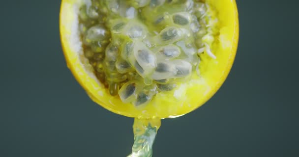 Закрыть видео, как гранулированный сок плывет вниз из натурального желтого фруктового пульпы с семенами, концепция здорового питания — стоковое видео