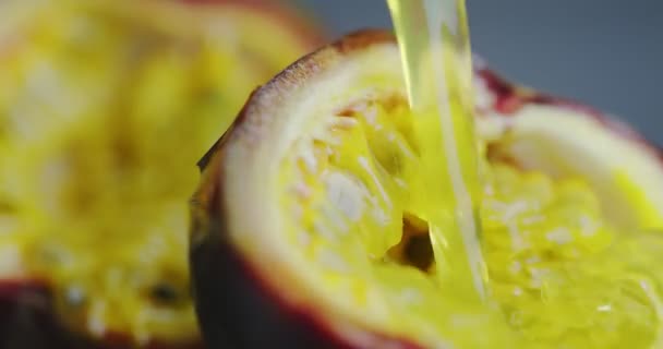 Close up 4k video tropické šťávy tekoucí na přírodní exotické vášeň ovoce, vegan zdravé stravování s vitamíny — Stock video
