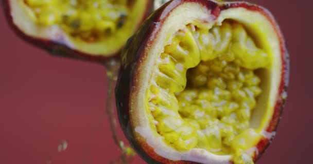 Close up video juice flowing down from passion fruits, exotic tropical vegan healthy eating — Stock Video