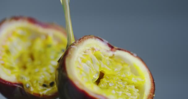 Κοντινό πλάνο ροή χυμού προς τα κάτω για τα φρούτα του φυσικού πάθους στο στούντιο φόντο με αντίγραφο χώρο, υγιεινή διατροφή έννοια — Αρχείο Βίντεο