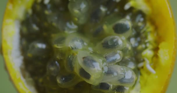 Primer plano de vídeo de jugo de granadilla o agua fluye hacia abajo de la fruta natural de la pasión amarilla, vegetariano concepto de alimentación saludable — Vídeo de stock