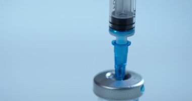 Coronavirus aşısı videosunu kapat, ilaç arka planda fotokopi alanlarıyla şırıngaya doluyor. Covid-19 aşısı