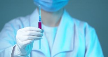 Şırıngalar iki çeşit aşıyla dolu. Doktor araştırmacıların ellerinde. Yakın çekim videosu. Aşı ve sağlık hizmetleri
