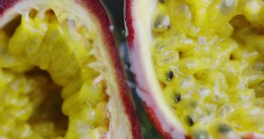 Meyve suyunun sulu, sağlıklı vejetaryen yeme konseptine aktığı 4K 'lık videoyu kapat.