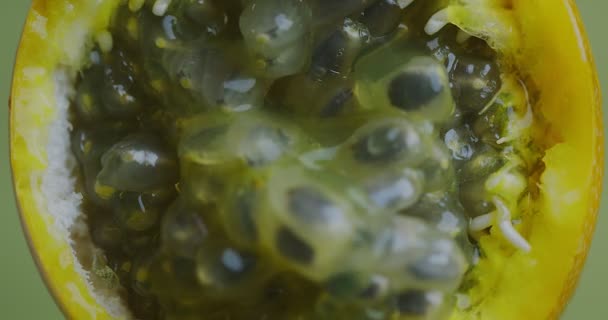 Κοντινό βίντεο με χυμούς granadilla ρέει σε ζουμερό πολτό φρούτων, εξωτικό τροπικό χορτοφαγικό φαγητό — Αρχείο Βίντεο