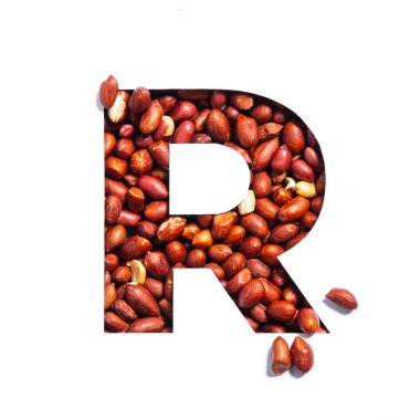 Ceviz alfabesi. R harfi beyaz üzerine izole edilmiş doğal fıstık ve kağıt kesiğinden yapılmış. Yer fıstıklarının yazı tipi