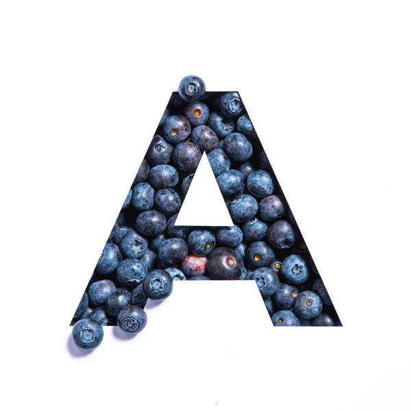 Buchstabe A des englischen Alphabets aus natürlichen Blaubeeren und Papier isoliert auf weiß geschnitten. Vitamine der Heidelbeeren — Stockfoto