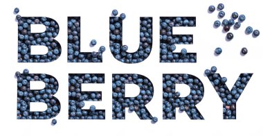 Böğürtlen ve kağıt kesiğinden yapılmış yabanmersini kelimesi beyaza izole edilmiş. Bilberry yazı tipi. Doğal vitaminler, sağlıklı atıştırmalıklar.