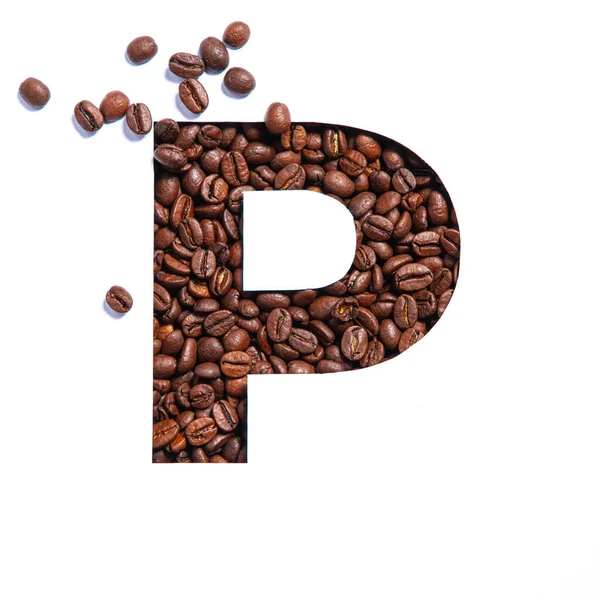 Lettera P dell'alfabeto inglese fatta di chicchi di caffè e carta tagliata isolata su bianco. Tipo di carattere per caffè — Foto Stock