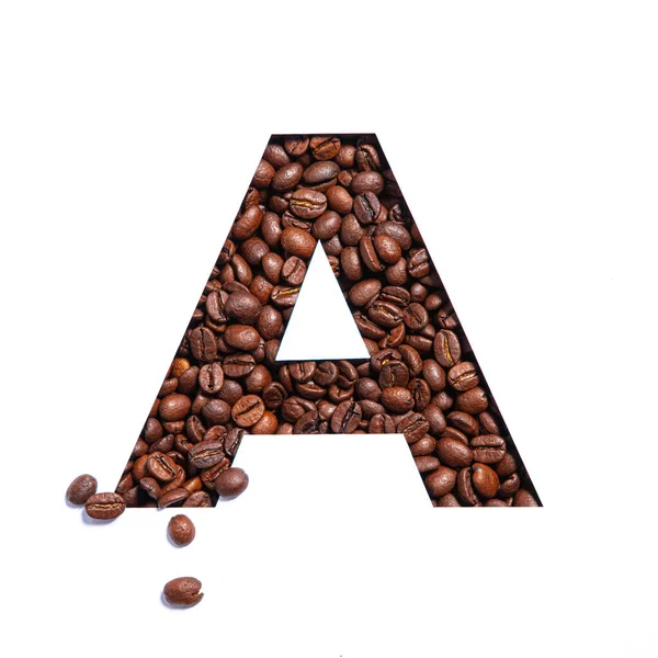 Lettera A di alfabeto fatto di chicchi di caffè e carta tagliata isolata su bianco. Tipo di carattere per il design del coffee store — Foto Stock