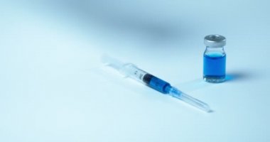 Koronavirüs aşısı ampülü ve şırıngayı kapatın. Bilim adamı doktor el, aşı için ilaç örneği alın.