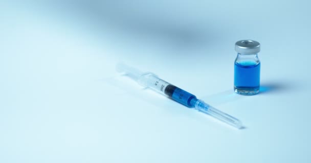 Närbild av coronavirus vaccin ampull och spruta, vetenskapsman läkare hand ta medicinering prov för vaccination — Stockvideo