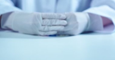 COVID-19 aşı geliştirme ve seçimi. Doktorun aşı için alternatif ampule gösterdiği videoyu kapat