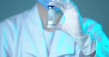 Doktor, hemşire, bilimadamı, eldivenli araştırmacı tıbbın sıvı, topuk ve sağlık hizmetleri kavramını gösteriyor.