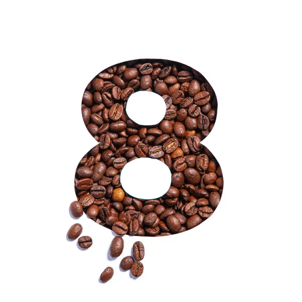 Numero otto composto da chicchi di caffè e carta tagliata a forma di ottava cifra isolata su bianco. Tipo di carattere per caffè — Foto Stock