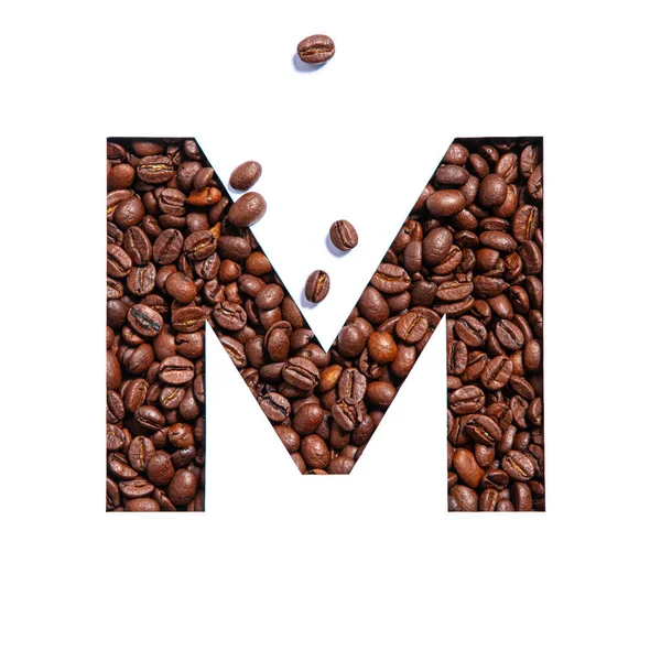 Lettera M dell'alfabeto inglese fatta di chicchi di caffè e carta tagliata isolata su bianco. Tipo di carattere per caffetteria — Foto Stock