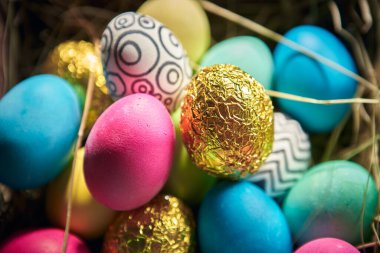 Renkli boyalı Paskalya yumurtalarının kapağı, Hıristiyan dini bayramı için bayram kartı.