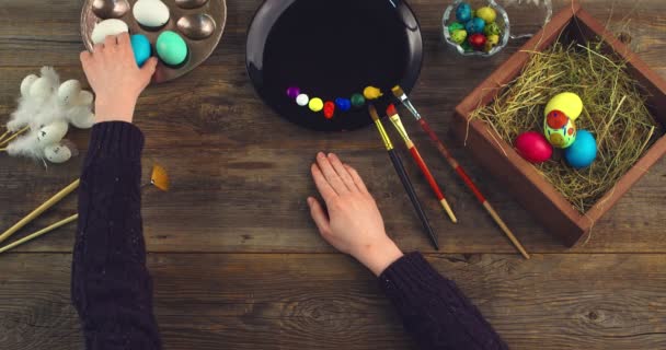 Pascua cristiana fiesta religiosa, vídeo de la pintura femenina en el huevo, vista superior del espacio de trabajo de los artistas — Vídeo de stock