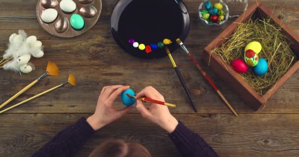 Videoclipul picturii artistice pe ouăle de Paște pregătindu-se pentru sărbătoarea religioasă creștină, vedere de sus — Videoclip de stoc
