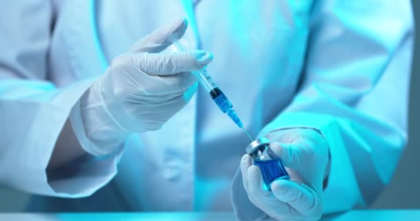 Doktor ya da araştırmacı elleri laboratuvarda şırıngayı aşıya dolduruyor. Covid-19 koronavirüs aşısı ve sağlık hizmetleri — Stok video