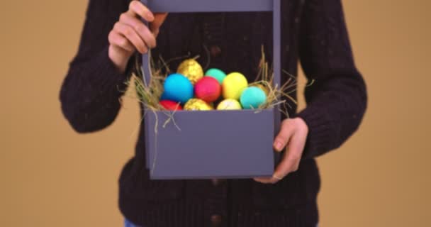 Femmes mains donnant panier en bois plein d'oeufs de Pâques festive, close up studio video — Video