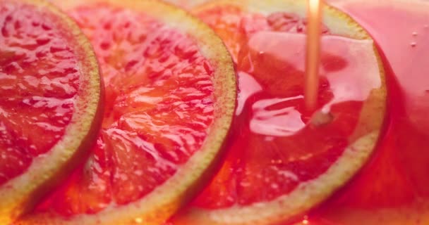 Fruchtsaftsirup fließt auf Grapefruitscheiben herab. Vitamine, gesundes Ernährungskonzept, Nahaufnahme-Video — Stockvideo