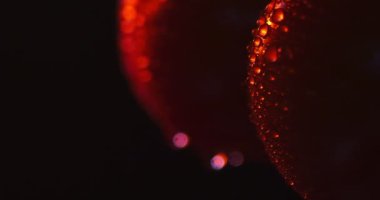 Siyah zemin üzerinde dönen domateslerin, sebzelerin vitaminlerinin ve sağlıklı beslenme konseptinin videosunu kapat