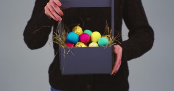 Célébration de Pâques femme donnant panier en bois plein d'œufs colorés, fête religieuse chrétienne — Video