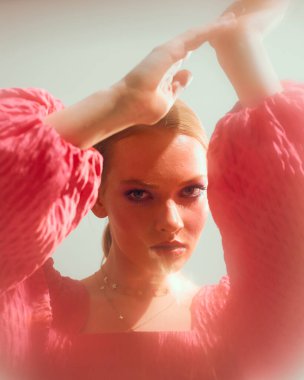 Pembe bluz içinde romantik stil genç bayan model, güzel bir kızın stüdyo portresi.