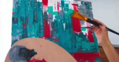 Kadın sanatçı renkli, soyut yağlı boya tablosu, büyük tuvalde modern bir başyapıt yarattı.