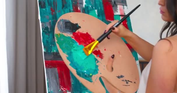 여성 화가 가 다채롭고 추상적 인 그림을 그리는 영상을 클로즈업합니다. 상상력 과 예술 개념 — 비디오