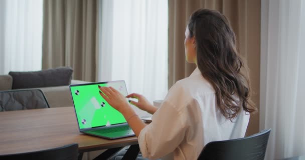 Grön skärm och kromnyckel för bärbar dator. Kvinna stänger av datorn. Greenscreen av chromakey mockup med spårmarkörer — Stockvideo
