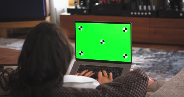 Yeşil model ekran, dizüstü bilgisayarın krom anahtarı. İşadamı kadın takip cihazlarıyla bilgisayarda çalışıyor. Daktilo kızı — Stok video