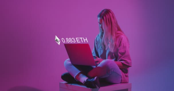 Conceito de criptoarte NFT. Uma jovem menina designer bonita criar projeto em um laptop para venda em um leilão de token criptomoeda. Ethereum contador no fundo de luz de néon. — Vídeo de Stock