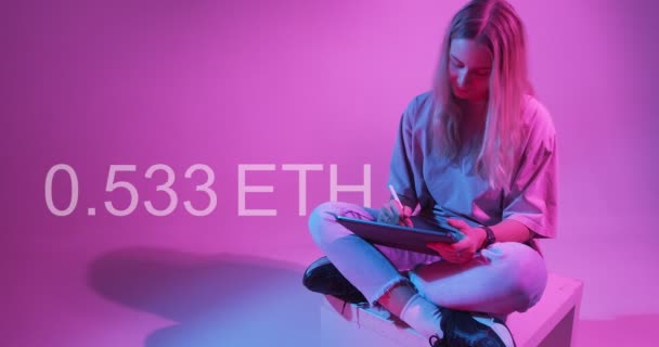 NFT Kryptoart-Konzept. Ein junges hübsches Designermädchen zeichnet eine Illustration auf einem Tablet, das bei einer Kryptowährungsauktion zum Verkauf steht. Ethereum-Zähler auf Neonlicht-Hintergrund. — Stockvideo