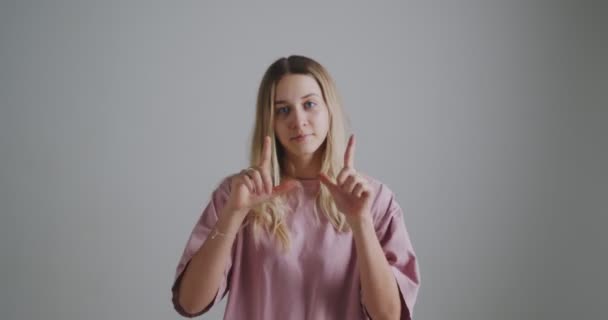 Dansande ung tonåring flicka bloggare rekord dans vlog. Snygg tonåring cool flytta, blogg och musik koncept — Stockvideo