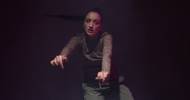 Danza femenina moderna étnica apasionada. Chica de raza mixta cool bailando en estilo africano en estudio — Vídeo de stock