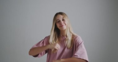 Genç kız blogger hip hop dansı yapıyor. Modern dansçı video blogu kaydediyor. Dans yarışması 
